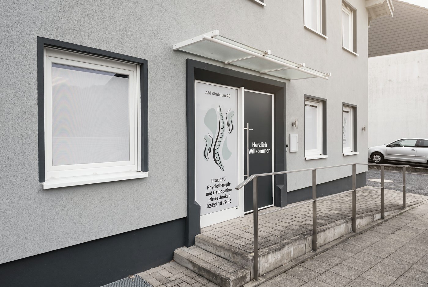 Eingang der Praxis mit barrierefreiem Zugang